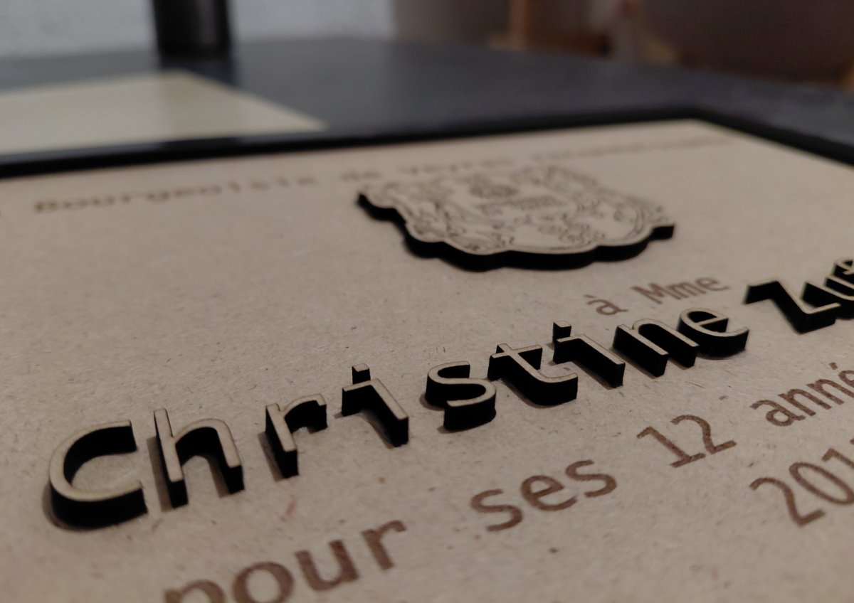 cadre-remerciement-bois-decoupe-gravure-personnalisee-alvana-design Cadre de remerciement en bois gravée et découpée pour départ de comité, création Alvana Design