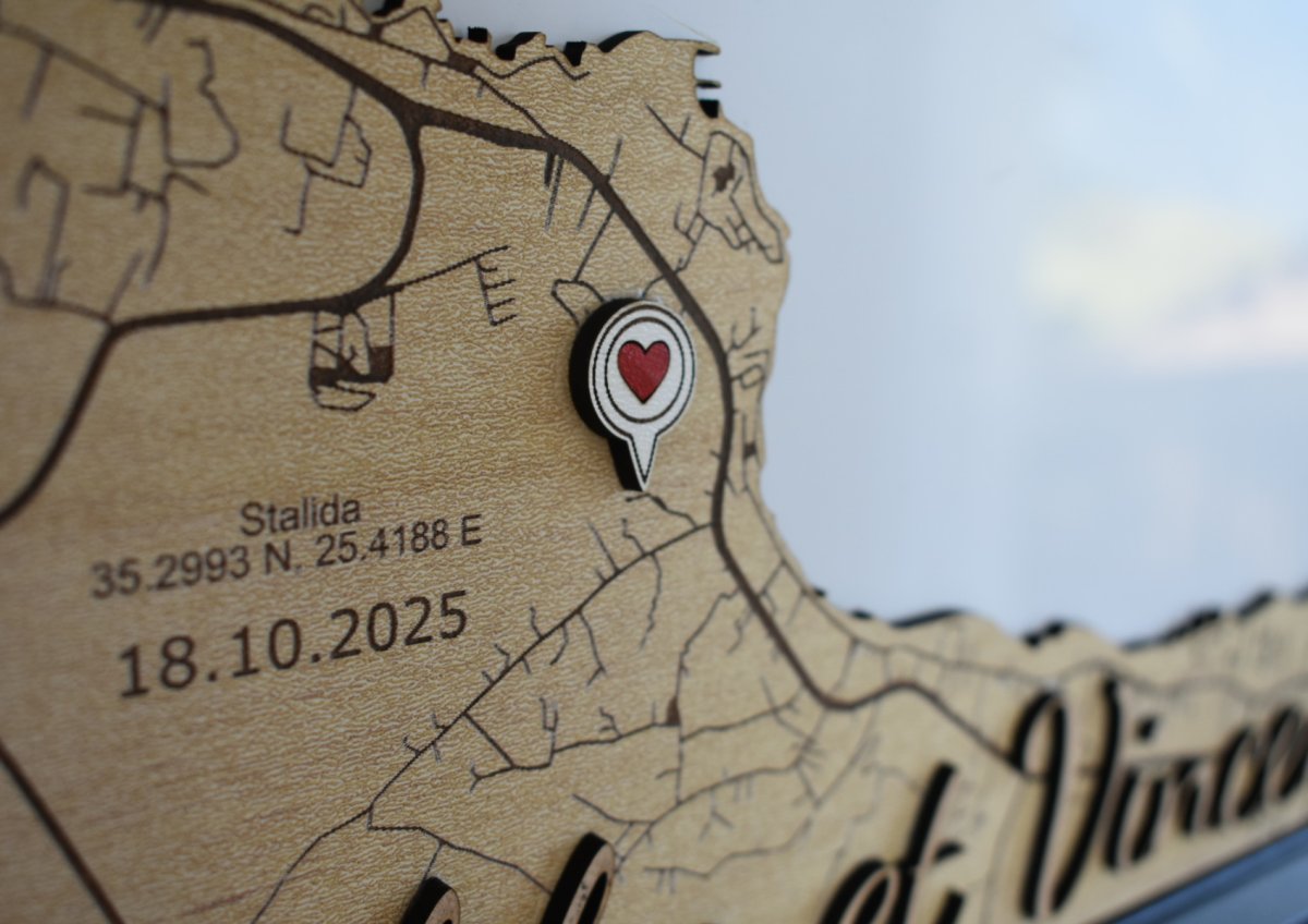 carte-gravure-mariage-personnalisee-alvana-design Carte gravée en bois personnalisée pour mariage avec coordonnées et cœur