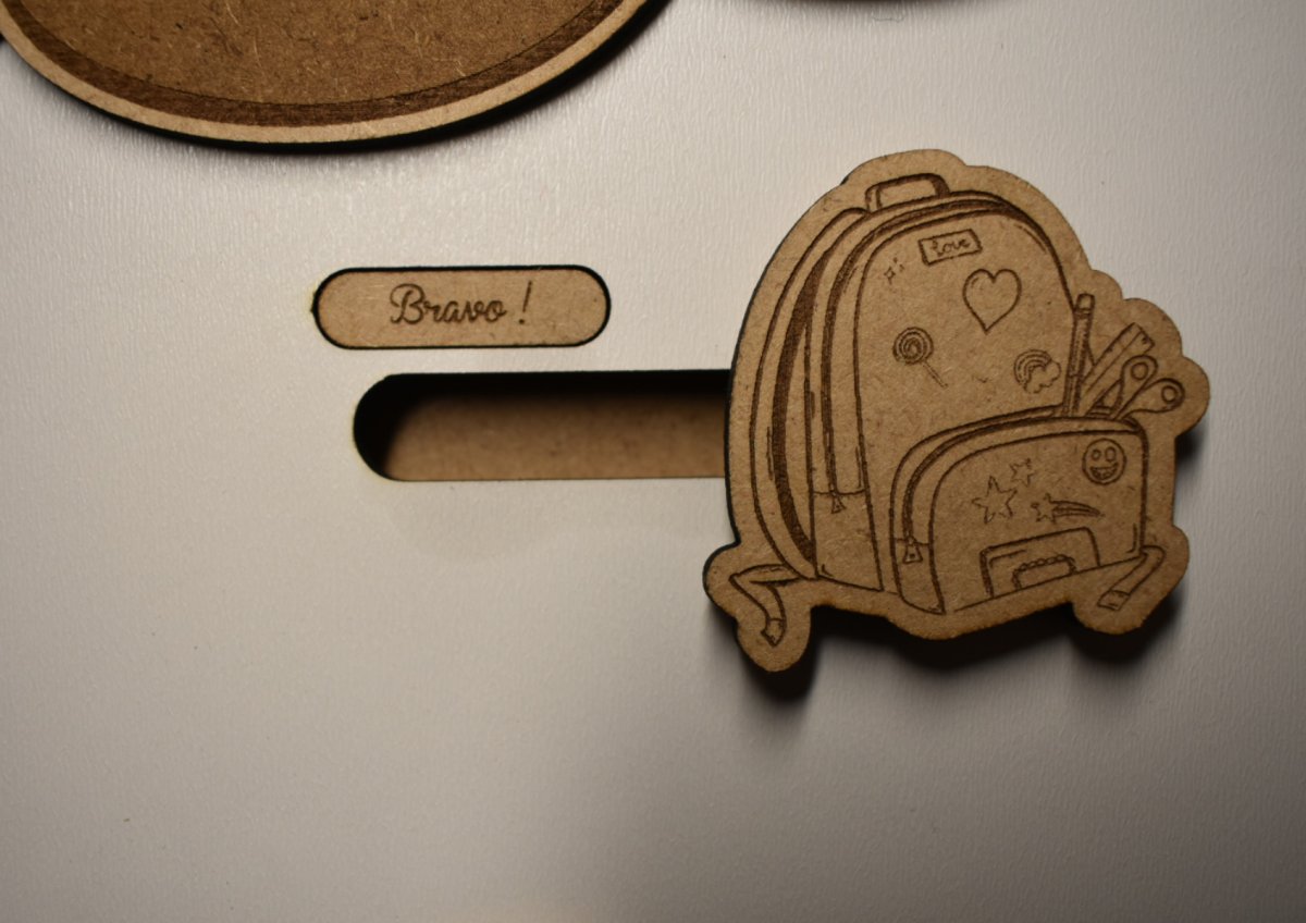 pictogramme-preparer-son-sac-routine-du-soir-bois-alvana-design Pictogramme en bois “préparer son sac” pour routine du soir personnalisée Alvana Design